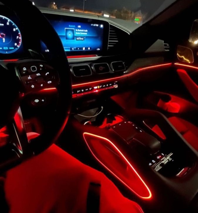 Ambiente interior automóvil rojo